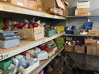 Partij diverse bevestigingsmaterialen en bouwtoebehoren - afbeelding 5 van  63