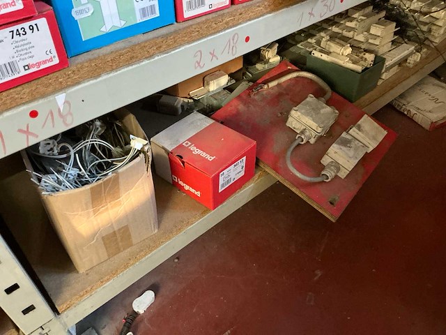 Partij diverse bevestigingsmaterialen en bouwtoebehoren - afbeelding 8 van  63