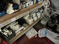 Partij diverse bevestigingsmaterialen en bouwtoebehoren - afbeelding 9 van  63