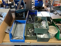 Partij diverse bevestigingsmaterialen en bouwtoebehoren - afbeelding 25 van  63