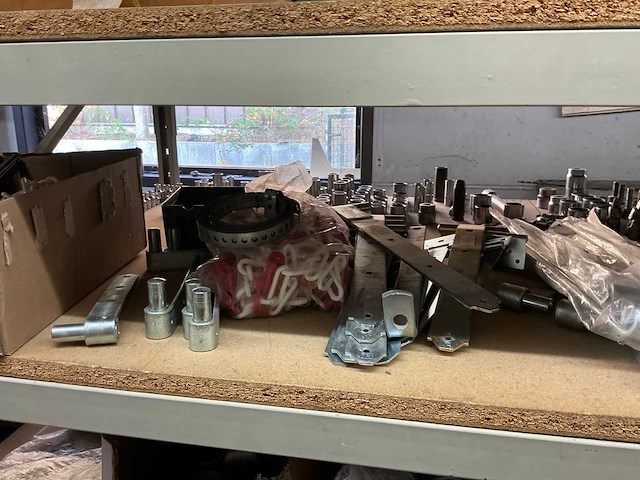 Partij diverse bevestigingsmaterialen en bouwtoebehoren - afbeelding 26 van  63