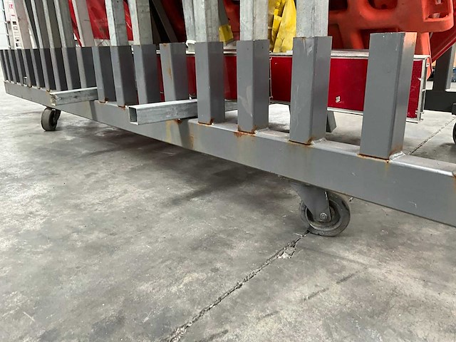 Partij diverse bewegwijzering en afzethekken - afbeelding 1 van  2