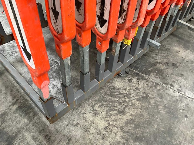 Partij diverse bewegwijzering en afzethekken - afbeelding 2 van  2