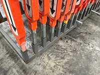 Partij diverse bewegwijzering en afzethekken - afbeelding 2 van  2