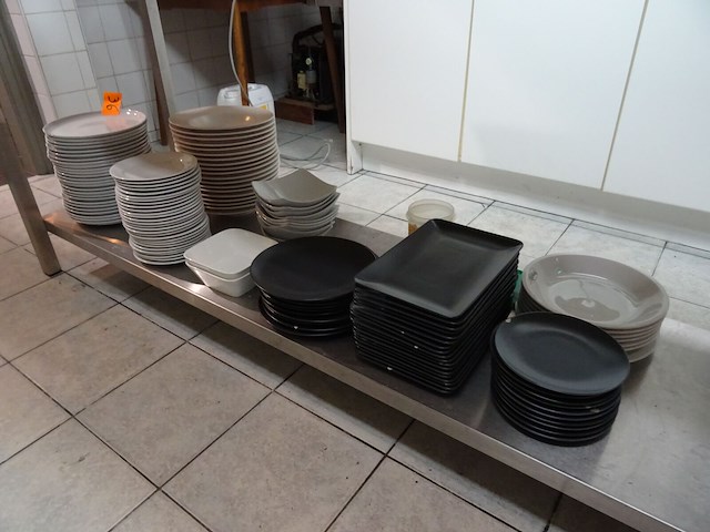 Partij diverse borden + inhoud kast - afbeelding 1 van  12