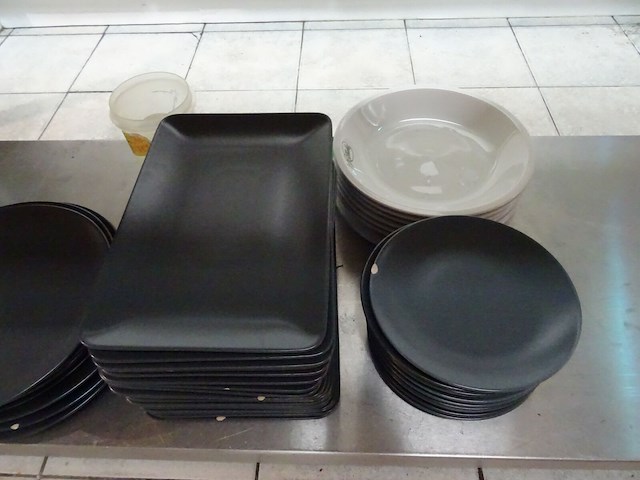 Partij diverse borden + inhoud kast - afbeelding 5 van  12