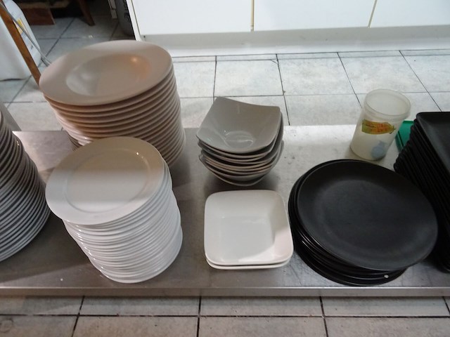 Partij diverse borden + inhoud kast - afbeelding 6 van  12