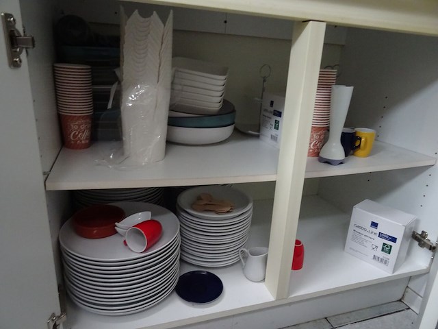 Partij diverse borden + inhoud kast - afbeelding 9 van  12