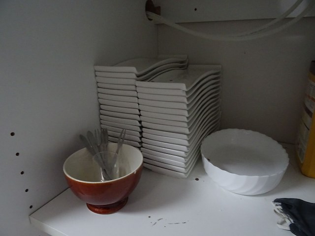 Partij diverse borden + inhoud kast - afbeelding 11 van  12