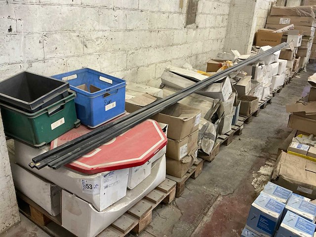 Partij diverse bouw- en bevestigingsmateriaal - afbeelding 1 van  14