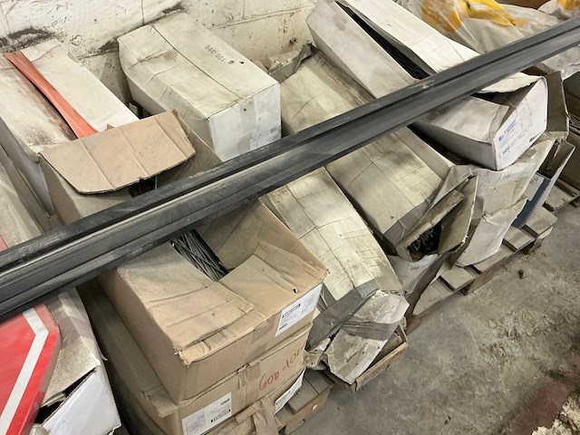 Partij diverse bouw- en bevestigingsmateriaal - afbeelding 11 van  14