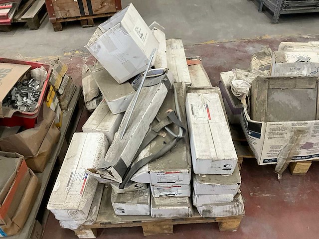 Partij diverse bouw- en bevestigingsmaterialen - afbeelding 33 van  37
