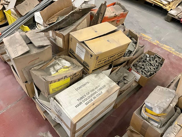 Partij diverse bouw- en bevestigingsmaterialen - afbeelding 35 van  37