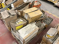 Partij diverse bouw- en bevestigingsmaterialen - afbeelding 35 van  37