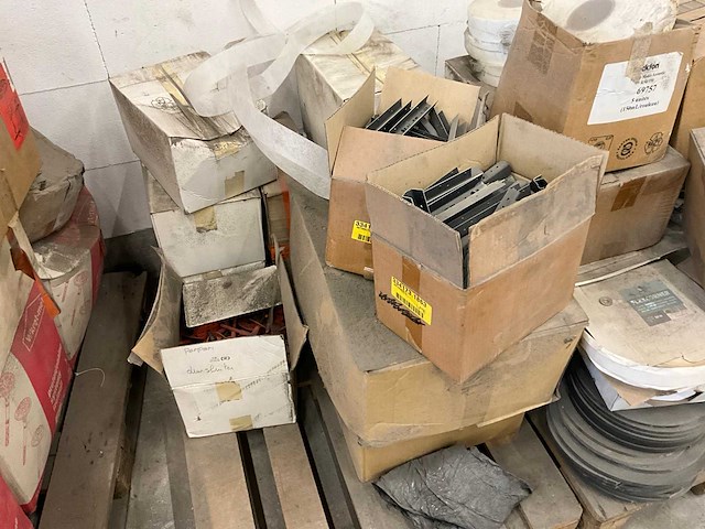 Partij diverse bouw- en bevestigingsmaterialen - afbeelding 1 van  10
