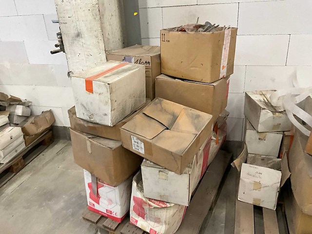 Partij diverse bouw- en bevestigingsmaterialen - afbeelding 15 van  32