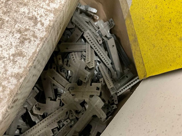 Partij diverse bouw- en bevestigingsmaterialen - afbeelding 22 van  32
