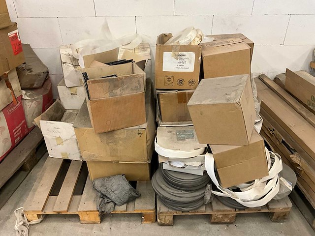 Partij diverse bouw- en bevestigingsmaterialen - afbeelding 32 van  32
