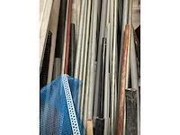 Partij diverse buizen en afstrijklatten - afbeelding 2 van  10