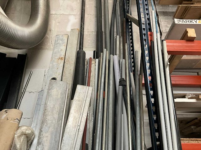 Partij diverse buizen en afstrijklatten - afbeelding 4 van  10