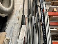 Partij diverse buizen en afstrijklatten - afbeelding 4 van  10