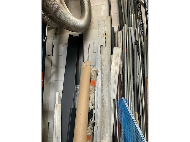 Partij diverse buizen en afstrijklatten - afbeelding 7 van  10