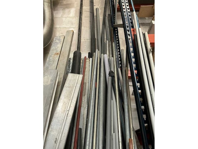 Partij diverse buizen en afstrijklatten - afbeelding 8 van  10