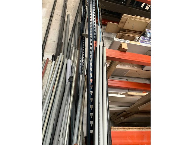 Partij diverse buizen en afstrijklatten - afbeelding 9 van  10