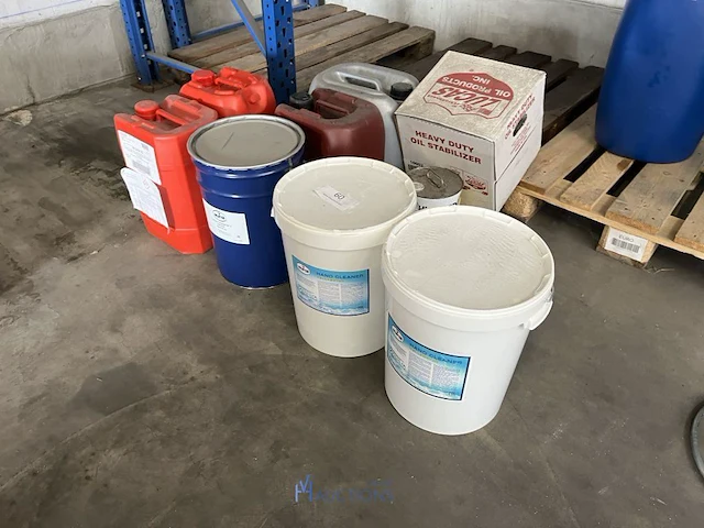 Partij diverse chemicaliën en oliën - afbeelding 1 van  12