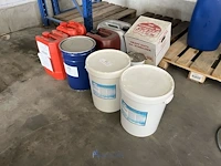 Partij diverse chemicaliën en oliën