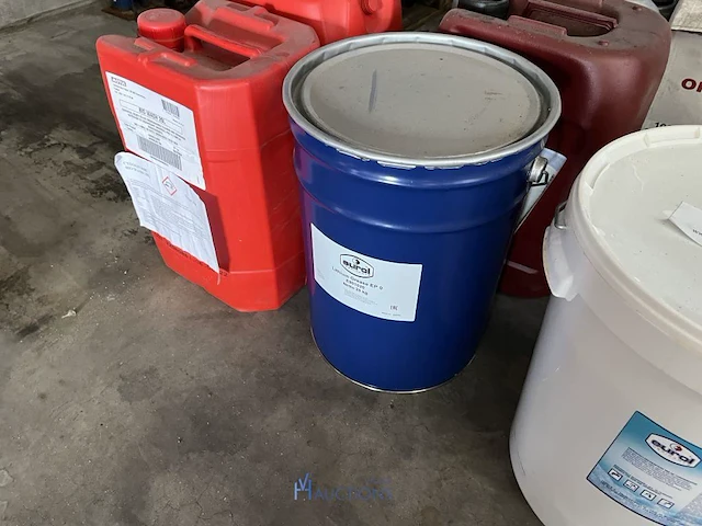 Partij diverse chemicaliën en oliën - afbeelding 7 van  12