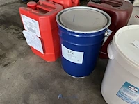 Partij diverse chemicaliën en oliën - afbeelding 7 van  12