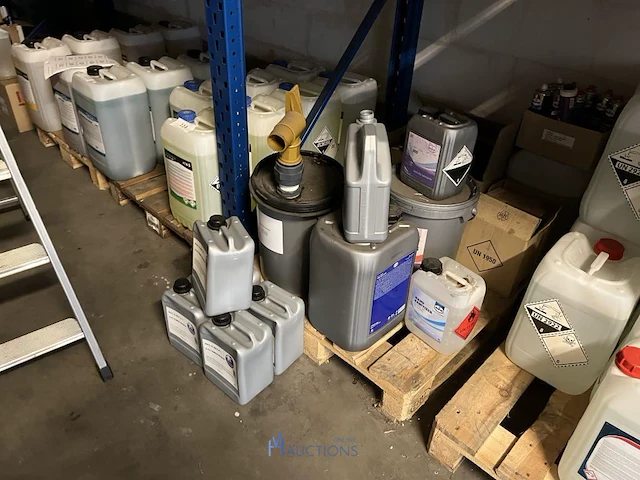 Partij diverse chemicaliën en onderhoudsproducten - afbeelding 1 van  14