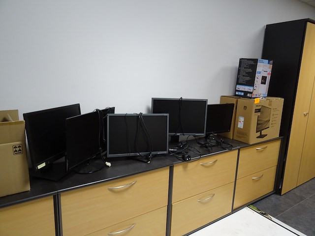 Partij diverse computerschermen - afbeelding 1 van  4