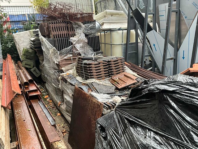 Partij diverse dakpannen en gevelpannen - afbeelding 1 van  7