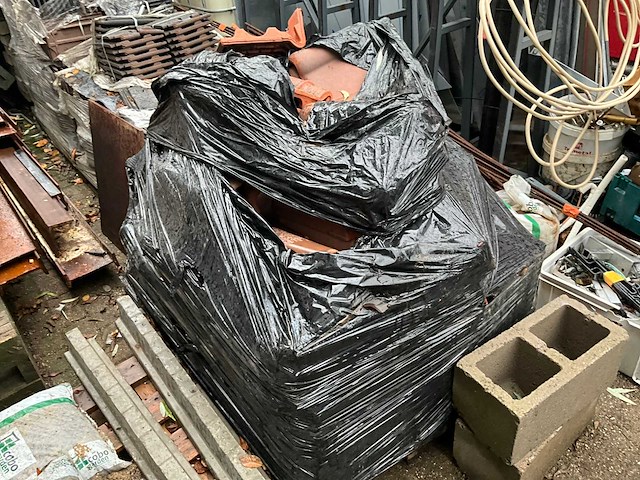 Partij diverse dakpannen en gevelpannen - afbeelding 2 van  7