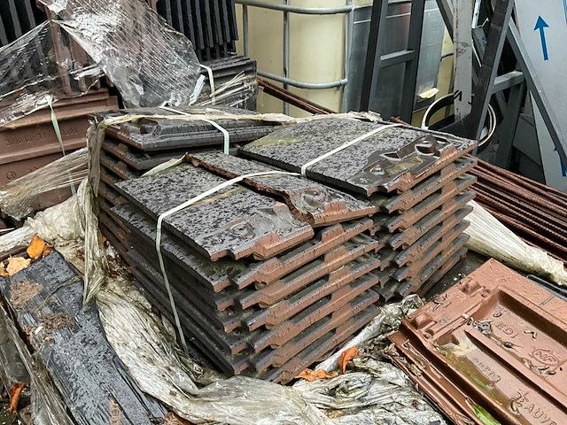 Partij diverse dakpannen en gevelpannen - afbeelding 3 van  7