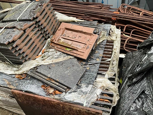 Partij diverse dakpannen en gevelpannen - afbeelding 4 van  7