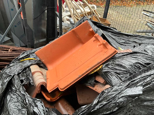 Partij diverse dakpannen en gevelpannen - afbeelding 5 van  7