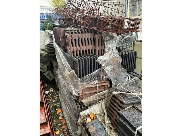 Partij diverse dakpannen en gevelpannen - afbeelding 6 van  7