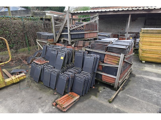 Partij diverse dakpannen - afbeelding 1 van  8