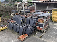 Partij diverse dakpannen - afbeelding 1 van  8