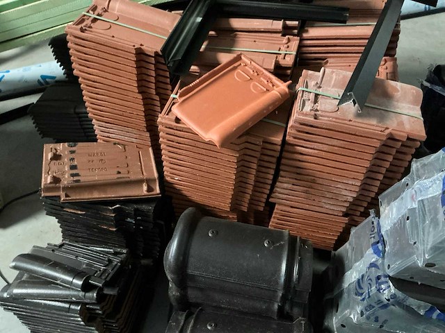 Partij diverse dakpannen - afbeelding 1 van  4