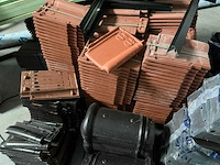 Partij diverse dakpannen - afbeelding 1 van  4