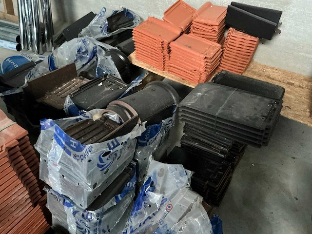 Partij diverse dakpannen - afbeelding 2 van  4