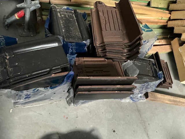 Partij diverse dakpannen - afbeelding 3 van  4