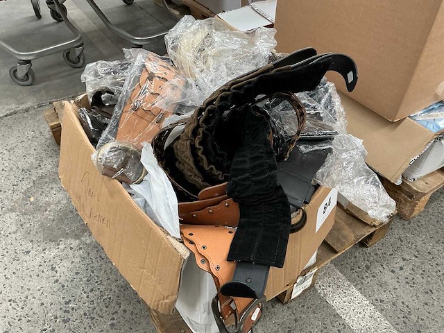 Partij diverse damesriemen - afbeelding 1 van  4