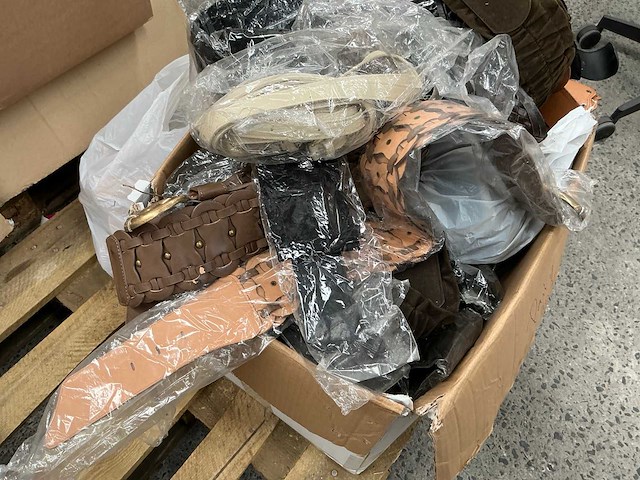 Partij diverse damesriemen - afbeelding 2 van  4