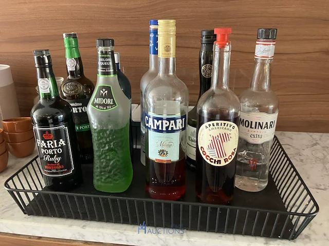 Partij diverse dranken waaronder campari, grey goose, porto, duvel, stella artois - afbeelding 1 van  8