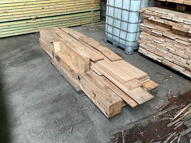 Partij diverse eiken balken (4x) en restanten - afbeelding 1 van  1